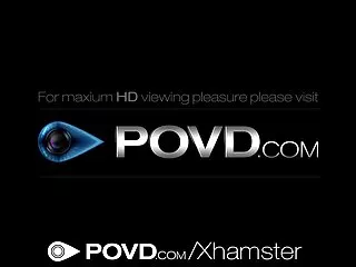 경비원은 탈의실에서 꽉 조개를 차려 입는 쿠마리 둘한 섹시한 영화 소녀로 차려 입는다.