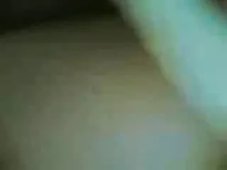 조금 부끄러워하지만 아시아 그녀의 섹시한 chodne 카 다리를 확산